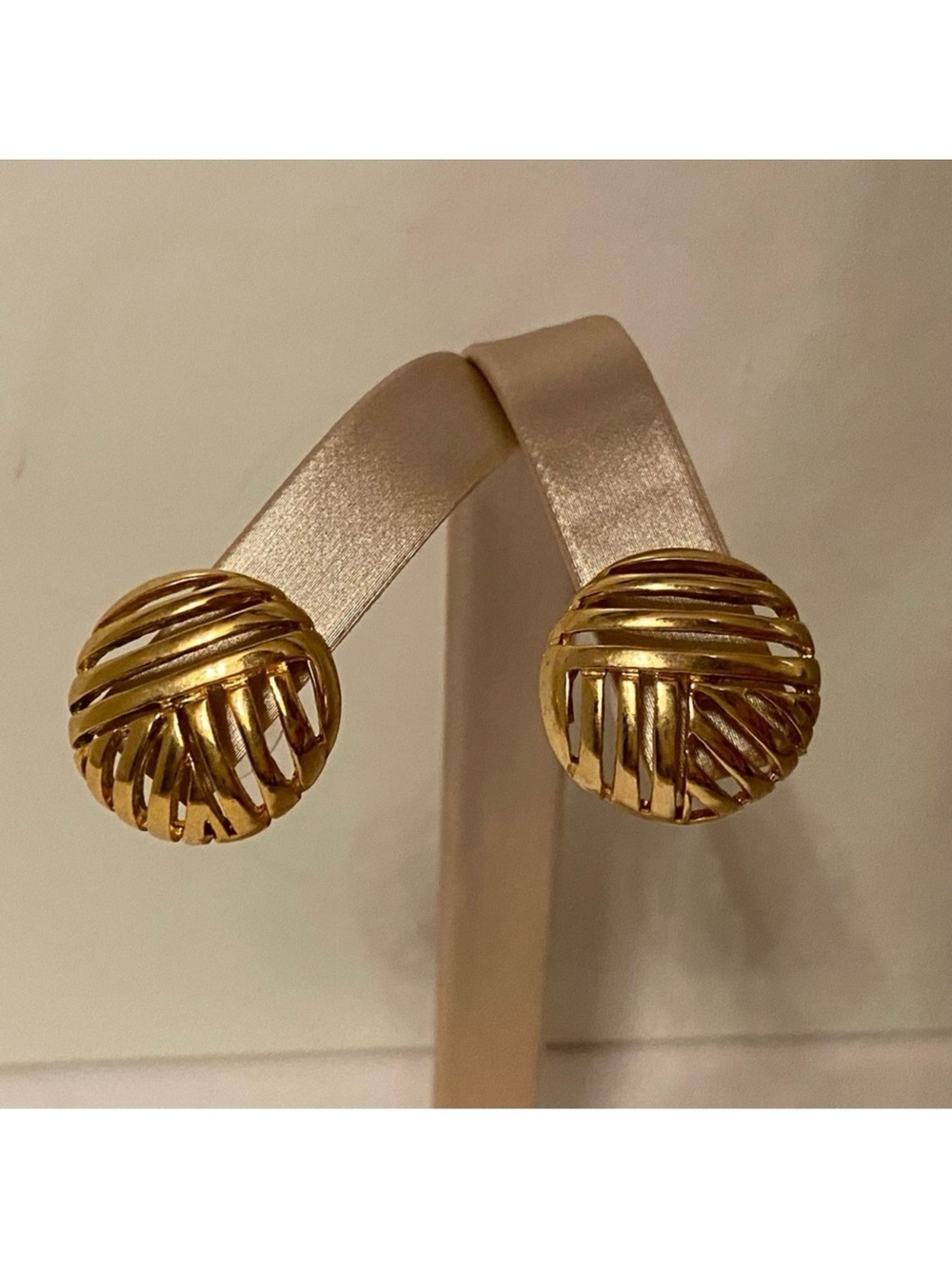 TAT EARRINGS VINTAGE GOLD TONE OPEN WORK ROUND STUD PIERCED CIRCLE SIGNED